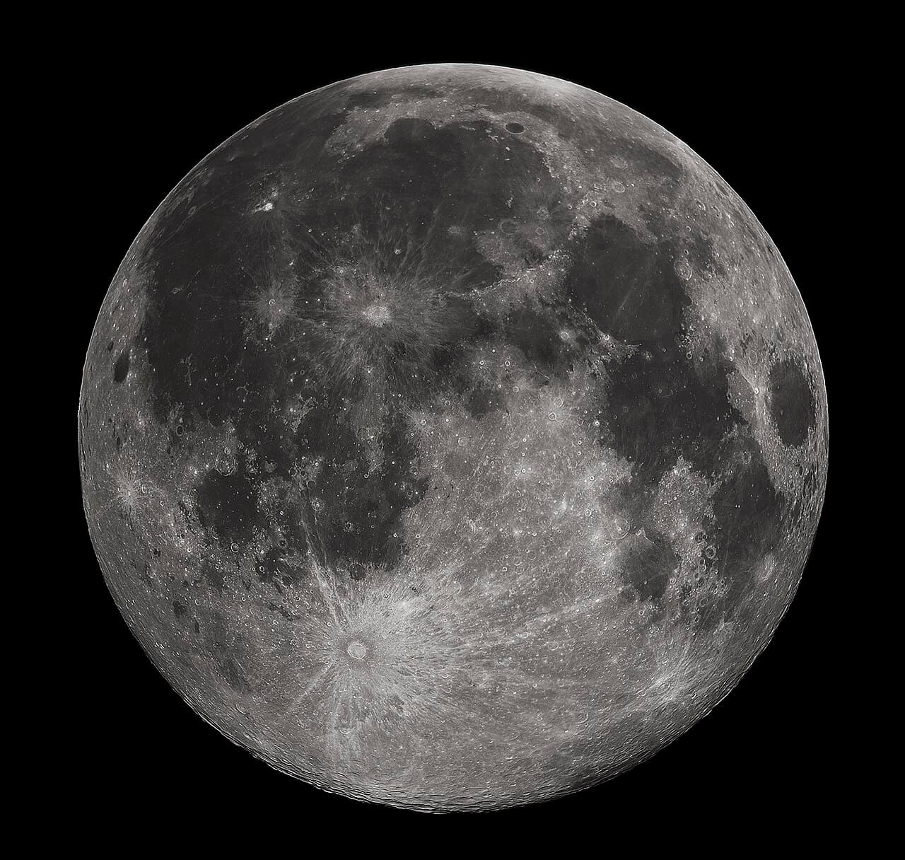 Une pleine lune montrant les taches claires et sombres que l'on interprète, un peu partout dans le monde, comme un « homme dans la Lune ».