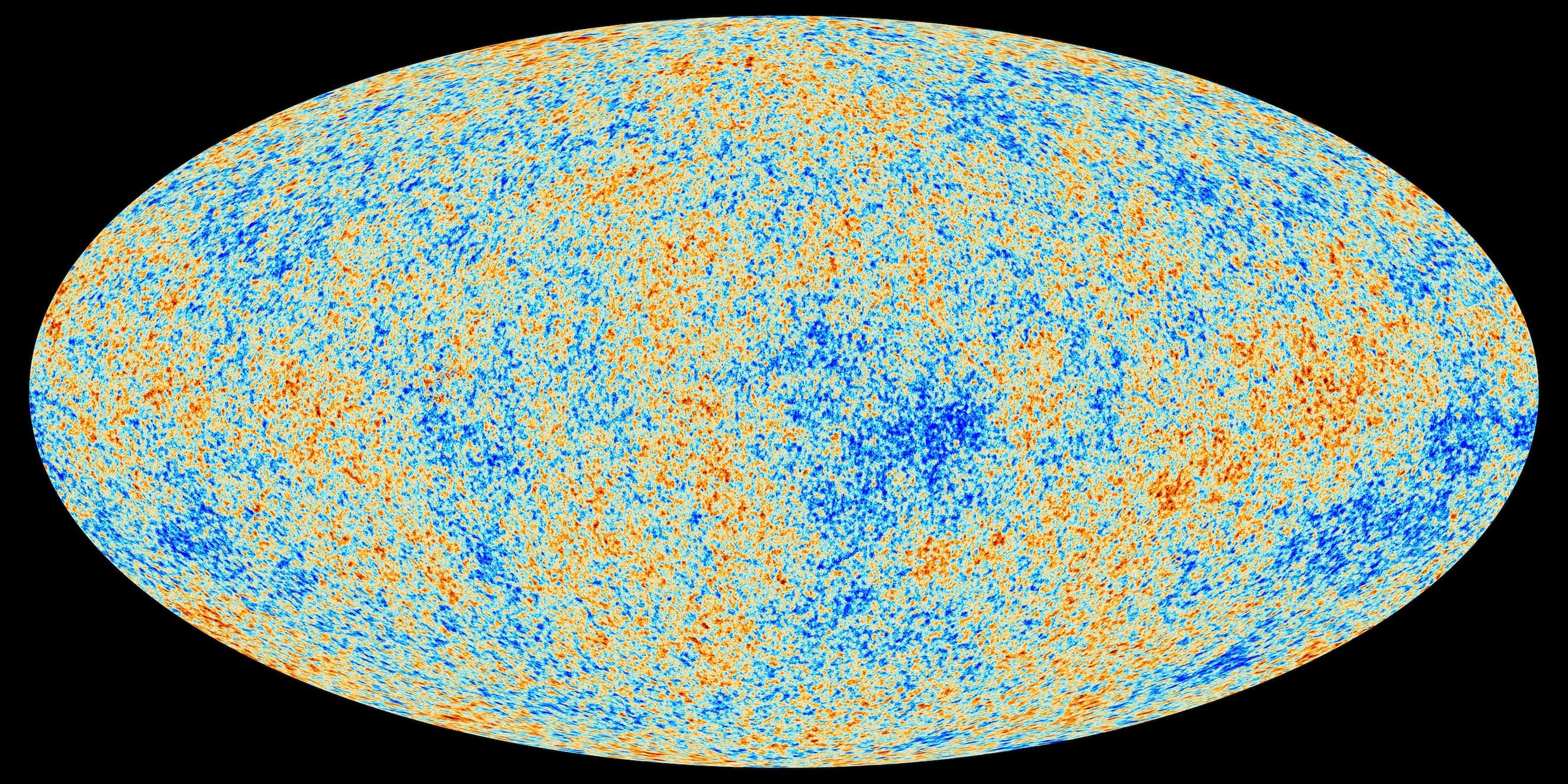 Une carte ovale du ciel entier montrant le fond diffus cosmologique sous forme de taches mouchetées rouges, jaunes et bleues représentant de minuscules différences de température.