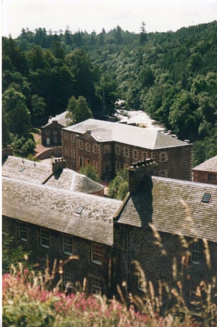 Les bâtiments des filatures de New Lanark, au bord de la Clyde, en Écosse.