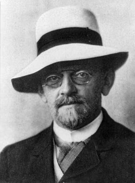 Black-and-white photographic portrait of the mathematician David Hilbert.