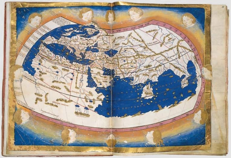 Une ancienne carte du monde reconstituée d'après la Geographia de Ptolémée, orientée avec le nord en haut, montrant l'Europe, l'Afrique et l'Asie aux contours déformés.