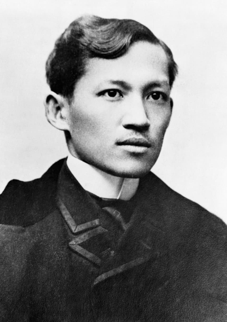 Portrait photographique de José Rizal, assis, en costume sombre.