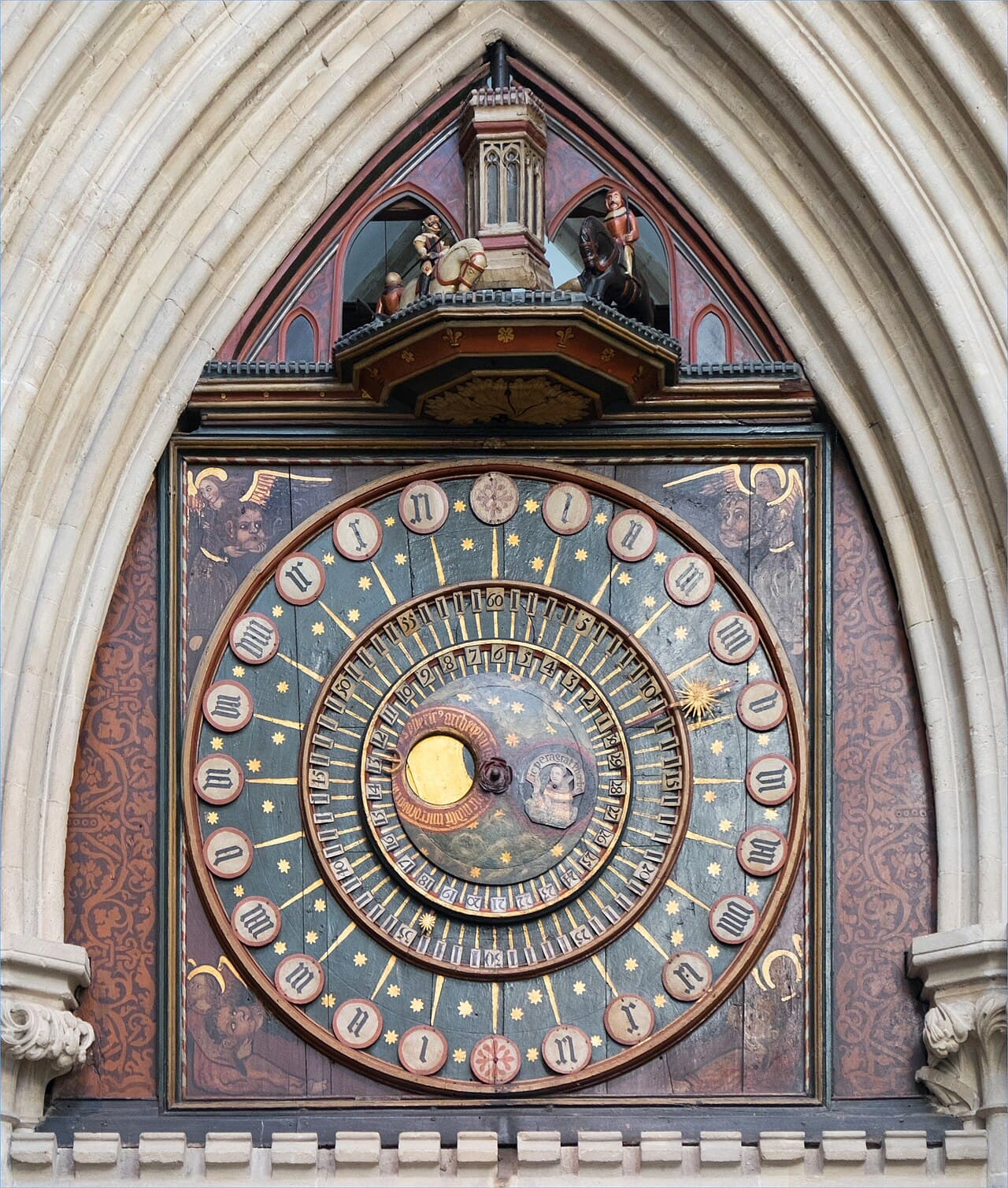 Le cadran astronomique peint et richement orné de l'horloge médiévale de la cathédrale de Wells, en Angleterre