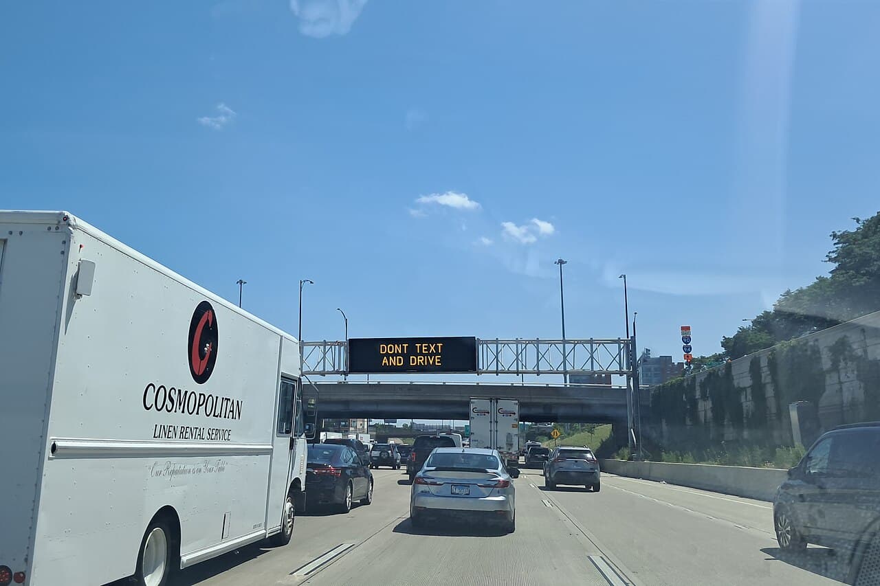 Panneau à messages variables au-dessus d'une autoroute affichant un message contre l'envoi de textos au volant.