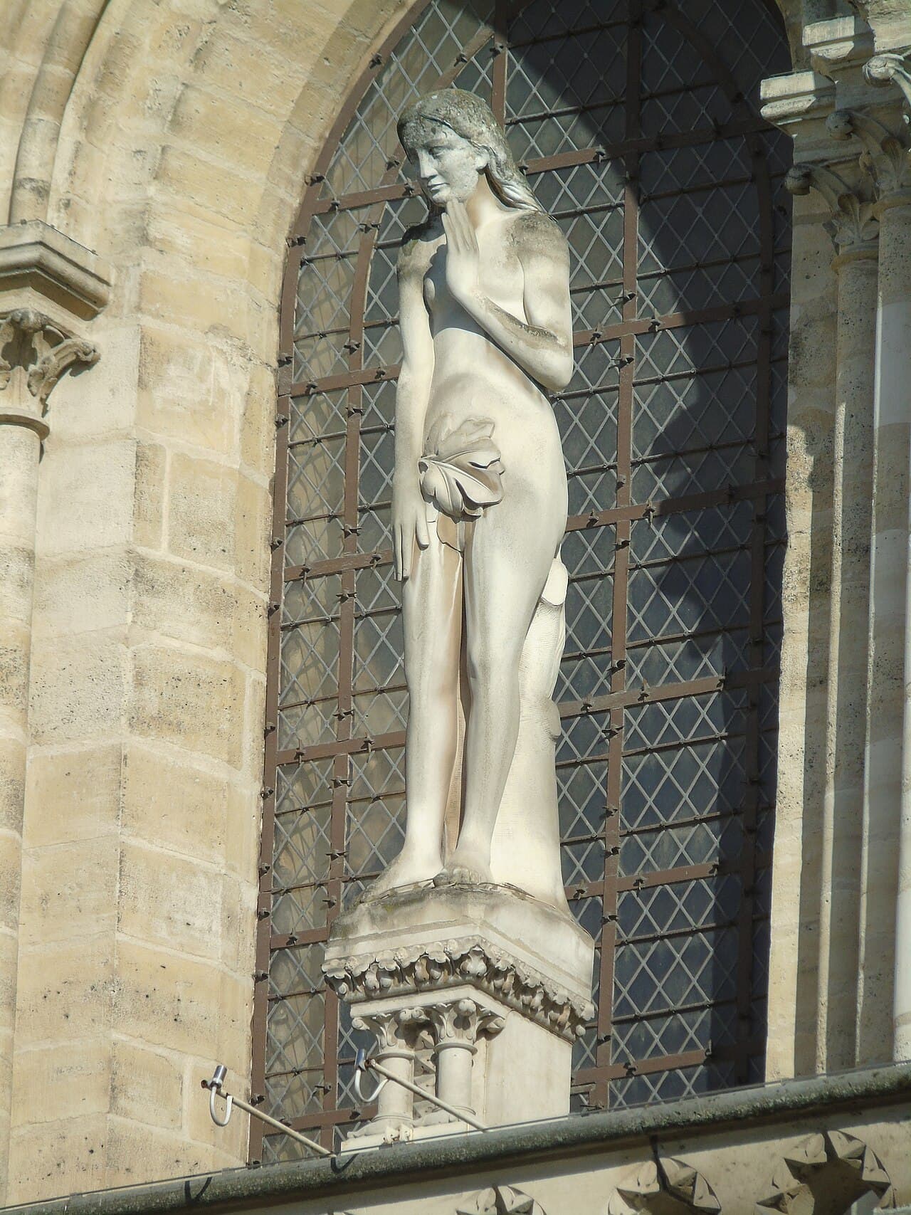 L'extérieur de la cathédrale Notre-Dame de Paris, montrant sa façade gothique.