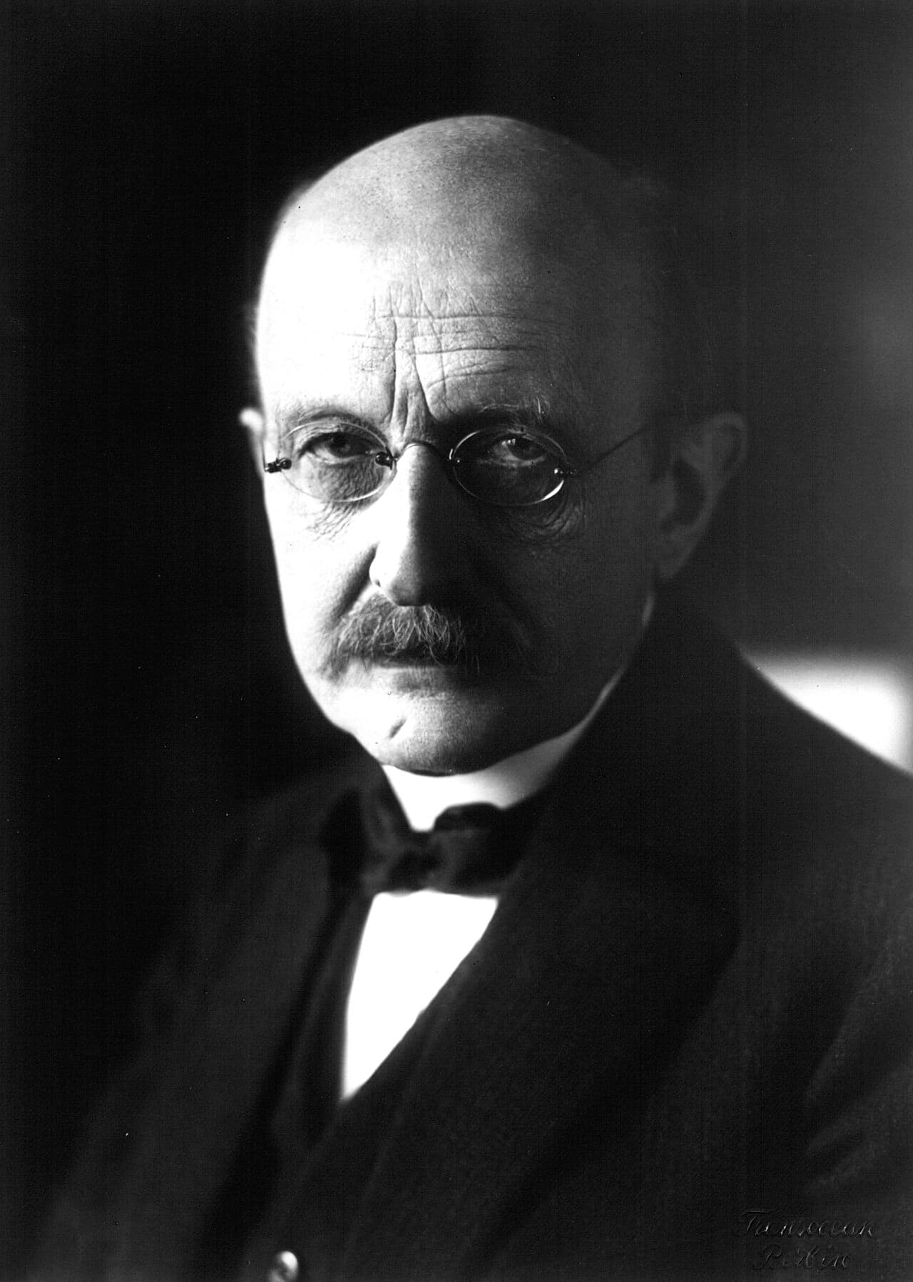 Portrait photographique en noir et blanc du physicien Max Planck, vers 1930.