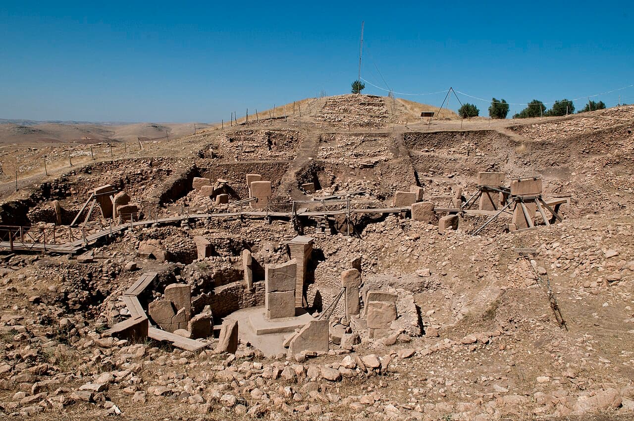 Piliers de pierre et enceintes circulaires du site archéologique de Göbekli Tepe