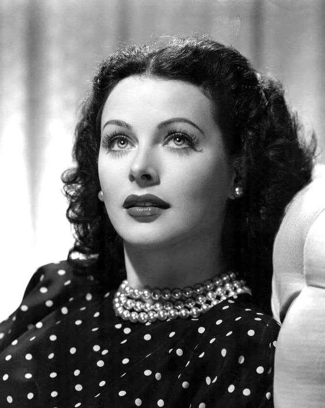 Portrait publicitaire hollywoodien en noir et blanc de Hedy Lamarr, en 1944.