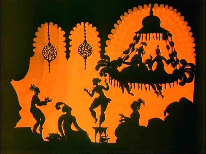 Une silhouette noire tirée du film d'animation de 1926 Les Aventures du prince Ahmed, sur un arrière-plan décoratif à motifs.