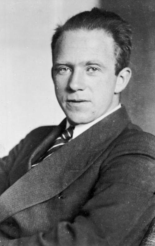 Portrait en noir et blanc de Werner Heisenberg en 1933.