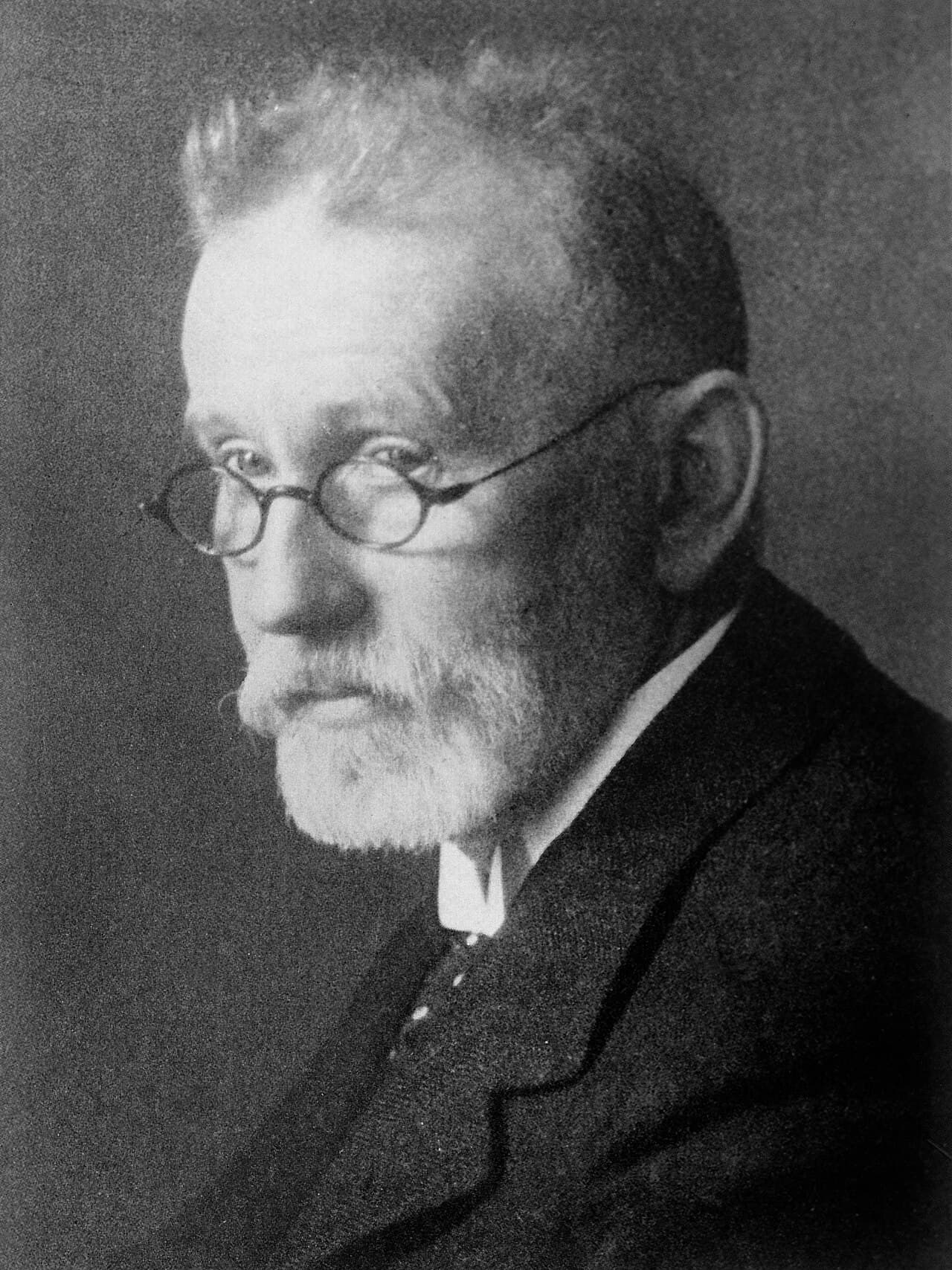 Portrait photographique en noir et blanc de Paul Ehrlich, un homme âgé à moustache et lunettes, vers 1915.