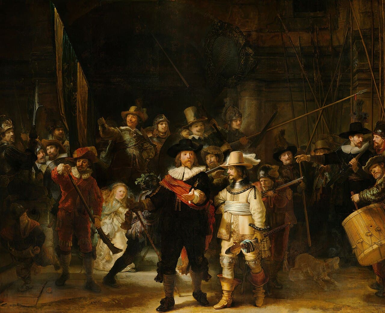 La Ronde de nuit de Rembrandt : une foule de miliciens armés et coiffés de chapeaux surgit de l'ombre, menée par un capitaine en noir à l'écharpe rouge et un lieutenant en jaune pâle, avec une fillette lumineuse à gauche.