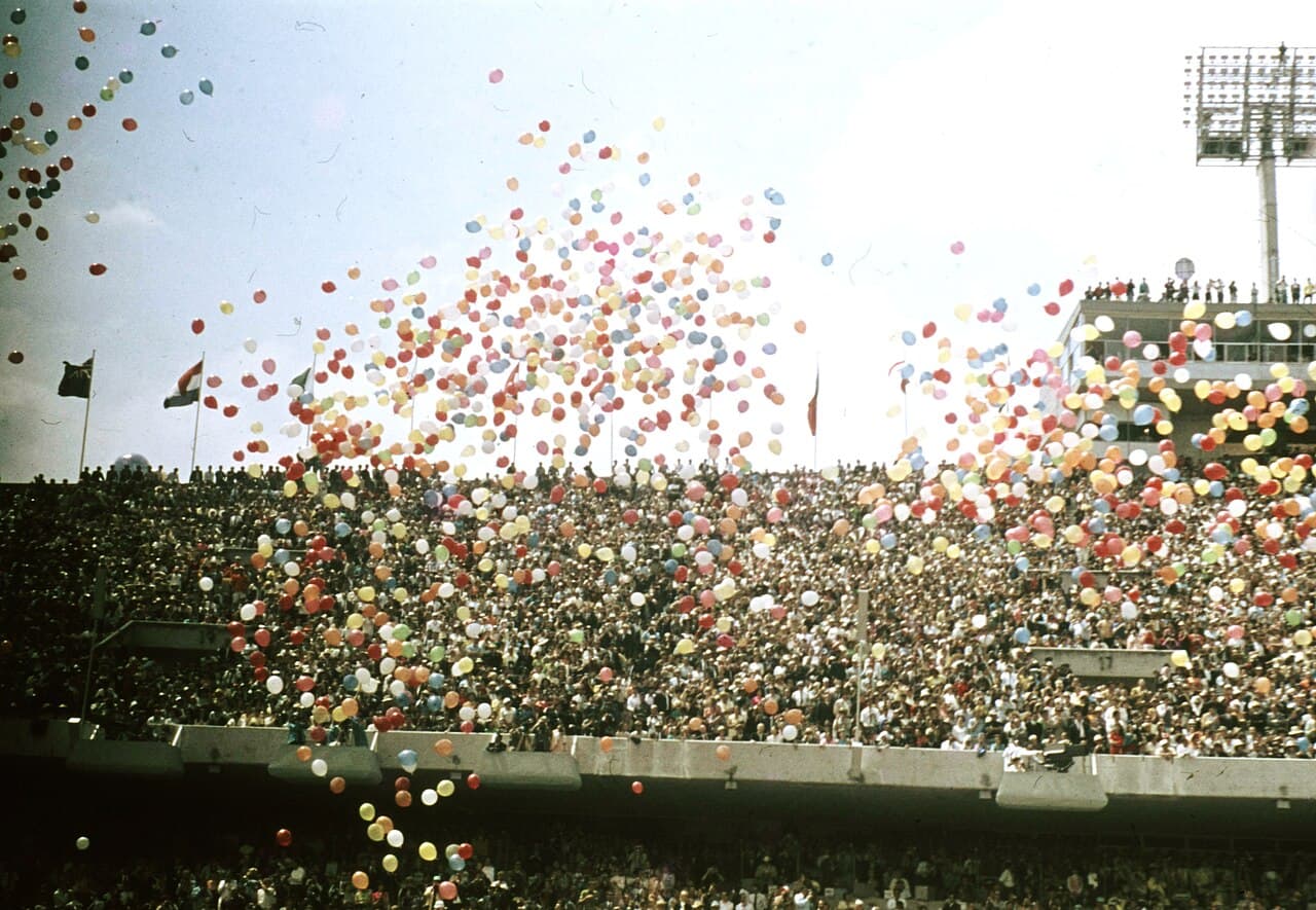 Tribunes bondées et pelouse de l'Estadio Olímpico Universitario de Mexico pendant la cérémonie d'ouverture des Jeux olympiques de 1968