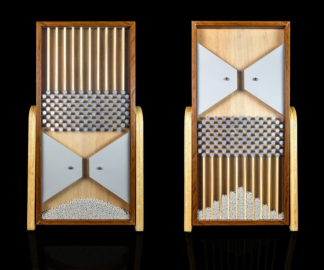 Deux planches de Galton côte à côte : des billes lâchées à travers des rangées de clous s'empilent en colonnes qui dessinent une courbe en cloche.