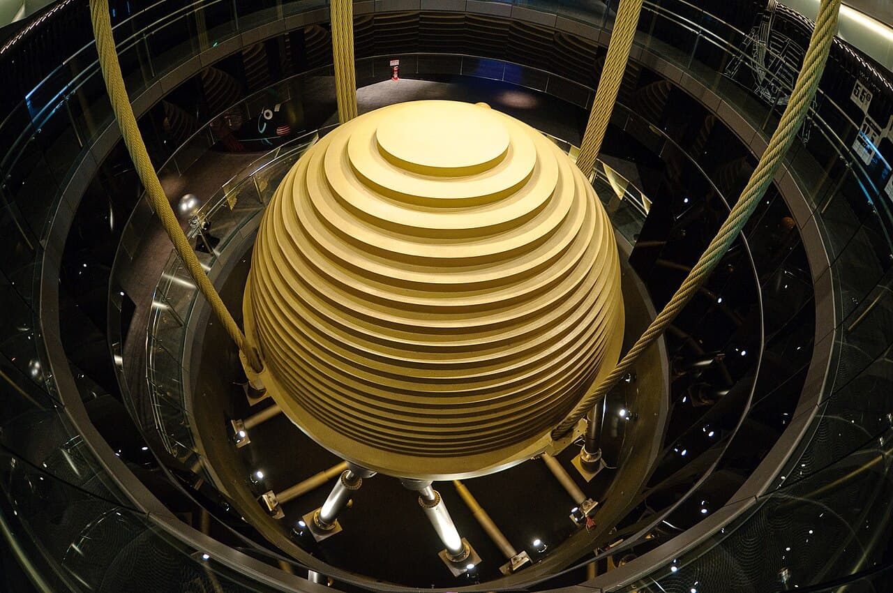 Une énorme sphère d'acier dorée suspendue par des câbles à l'intérieur de Taipei 101, entourée d'un espace d'observation pour les visiteurs.