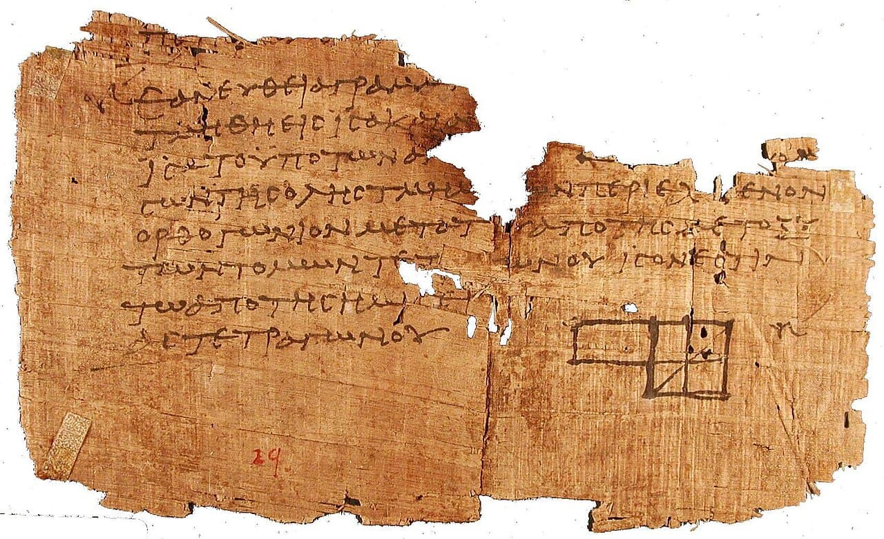 Un fragment de papyrus brunâtre et déchiré, couvert d'écriture grecque, avec un petit schéma géométrique.