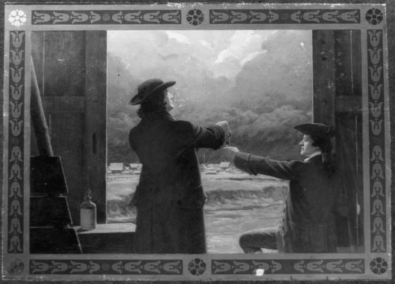 Une illustration peinte de Benjamin Franklin et d'un garçon faisant voler un cerf-volant dans un ciel orageux pendant une expérience sur l'électricité.