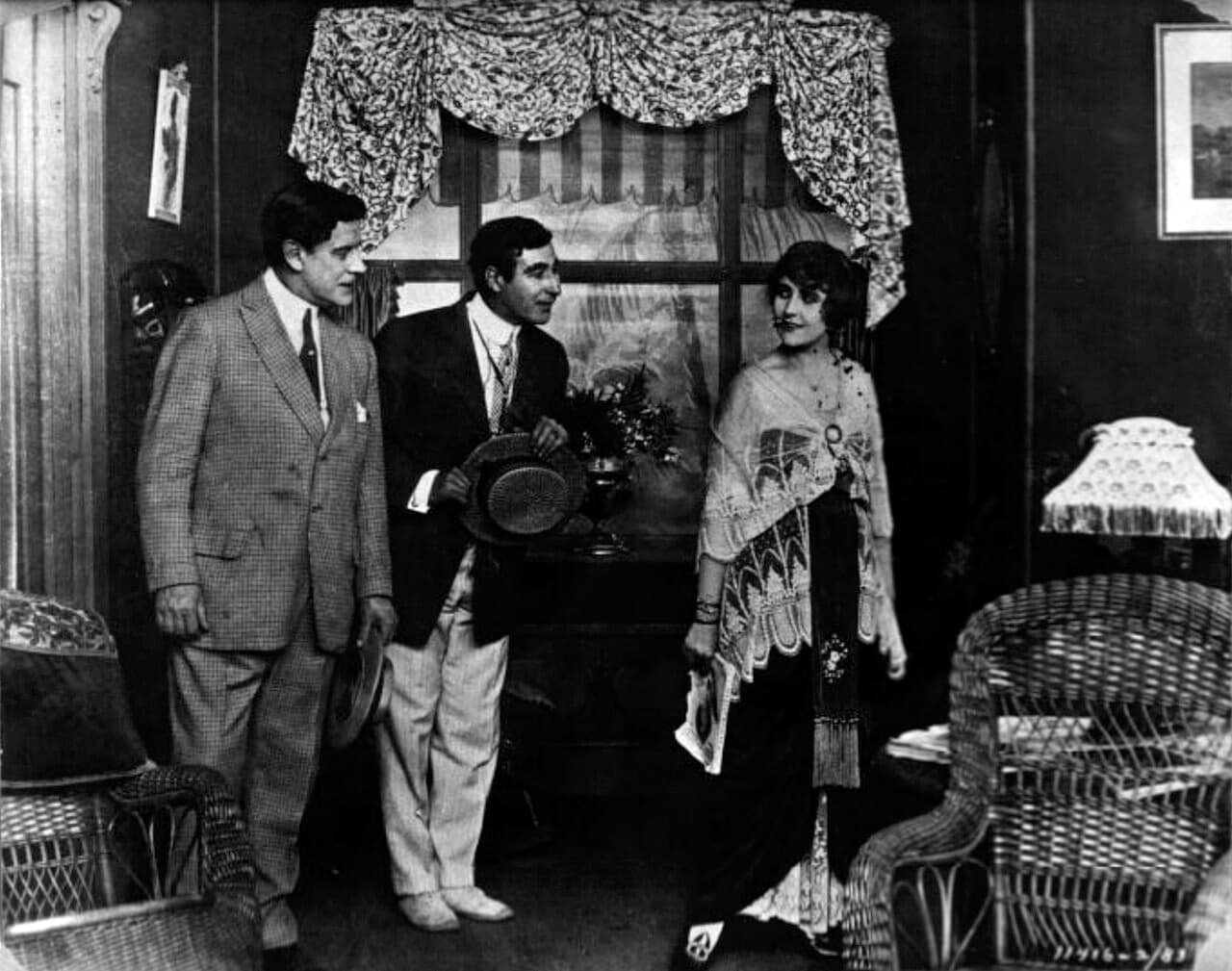 Photographie en noir et blanc de l'actrice Pearl White dans une scène du feuilleton The Perils of Pauline.