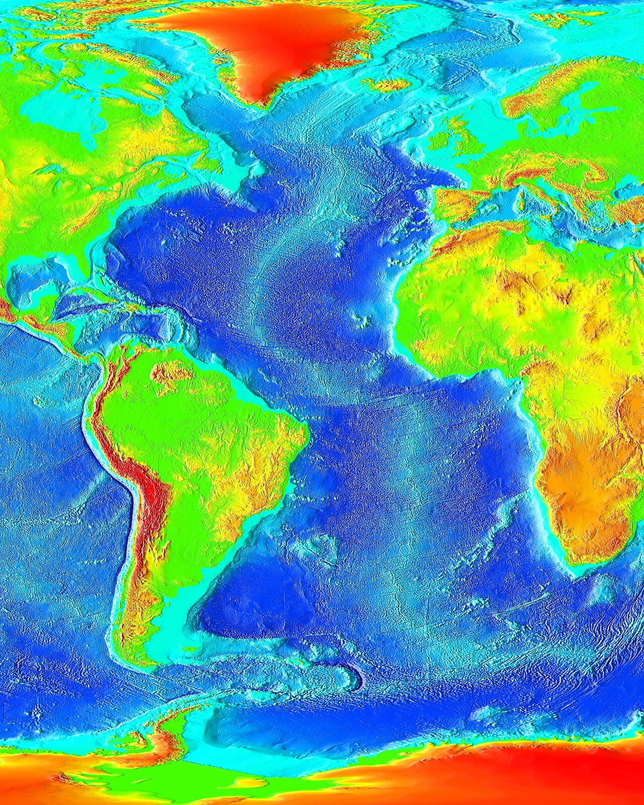 Carte du fond de l'océan Atlantique colorée selon la profondeur, avec une crête claire et sinueuse qui descend du nord au sud au milieu, entre les Amériques et l'Europe et l'Afrique.